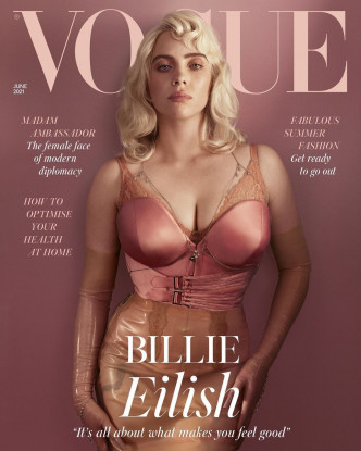 Billie着性感马甲装拍摄杂志。