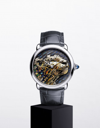 Ronde Louis Cartier秸秆及K金细工镶嵌腕表，搭载430 MC手动上链机芯，18K白金表壳，直径42毫米。限量三十枚，附独立编号。 (个别定价)