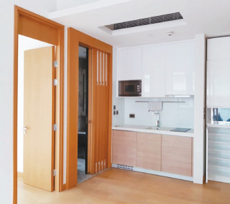 开放式厨房设有上、下组厨柜，提供收纳空间。
