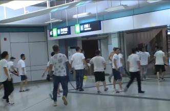 元朗站上周日有暴徒袭击市民。香港电台截图
