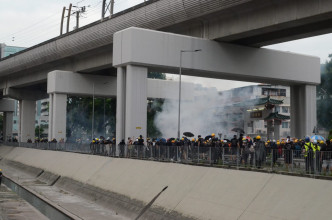 警方多次发放催泪弹驱散示威者。