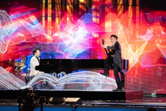 謝霆鋒與鋼琴王子郎朗在第33屆中國電影金雞獎合作表演，串燒演奏電影歌曲。