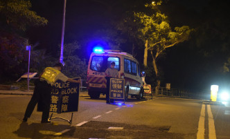 警方在香港多處設置路障查車。
