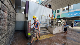 港鐵工程人員再度圍封太子站B1出口。