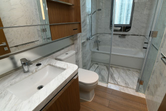 浴室同時設置企缸及浴缸，可供住戶隨意選擇。