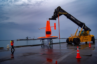 即將出發到南極的Saildrone ，先被放到水中，再由拖船由布拉夫海港拖出海上。 李嘉誠基金會提供