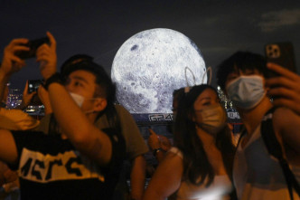 大批市民到观塘赏月及赏灯。