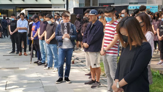 觀塘駿業街大批市民在場默哀。