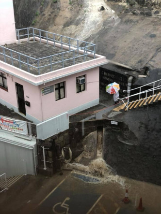 东华三院冯尧敬医院对开山洪暴发。Lau Pui Shan Christine图片