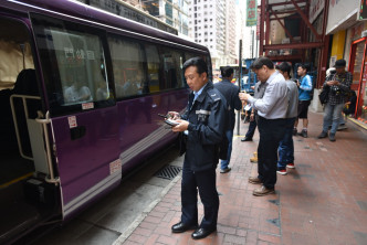 灣仔有三米喉管高處墮下，擊中小巴車頂。