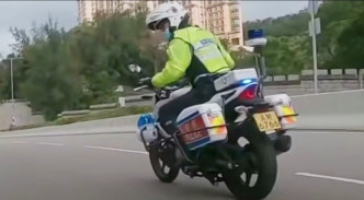 警员疑模仿踏乘单车的市民将电单车左右摇摆行驶。网上图片