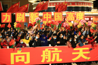 現場民眾十分熱情。新華社圖片