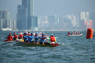 香港游艇会今日在维港上演赛艇环岛大赛，约160位海外及本地海岸赛艇高手共分成31队作赛。相片由公关提供