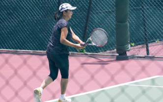珠姐虽然打网球有板有眼，但她没有受过正统训练。