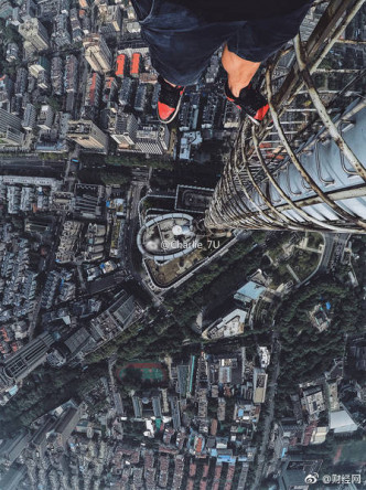 男子攀上南京紫峰大厦避雷针。网上图片
