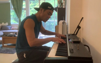 Edmond今日在IG上載彈琴影片，為睇唔到演唱會的fans止癮。