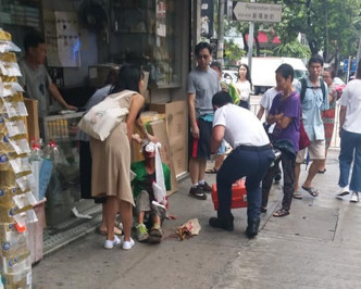 有好心的女途人用在助男子止血等候救援。图：网民陈宝宝 香港突发事故报料区
