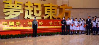 师生和市民参观驻香港部队展览中心。片段截图