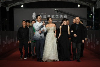 《消失的情人节》一众主演及制作团队前日齐齐踏上红毯。