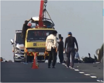 至清晨当局召来吊车将肇事电单车运走。NHK 截图