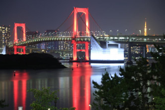 東京彩虹大橋換成紅色，提醒民眾別鬆懈防疫。網民Rila1123圖片