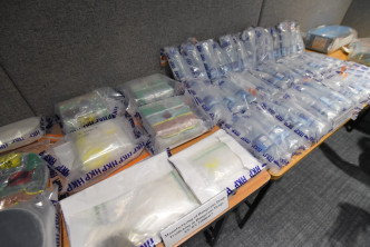 警方展示涉案的毒品及制毒工具。
