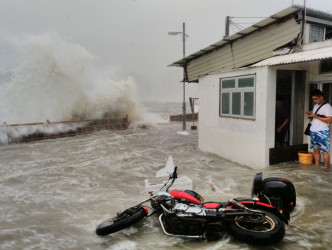 巨浪湧上街道。