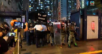 防暴警察展示黑旗警告。無線新聞截圖