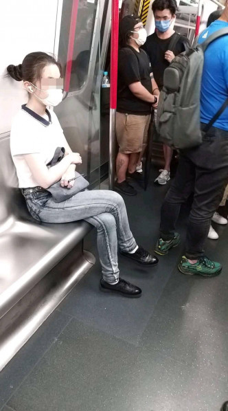 女子手持7吋長利剪鉸剪頭向外坐在車廂內。圖:網民 林朝偉