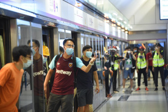 元朗站有示威者登上列車