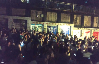 重庆民众跑落街躲避。网上图片