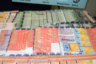 警方在行動中檢獲總面值約10萬元的超市現金券等。