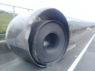 22噸鋼捲從車上跌落公路。fb