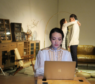 JW在MV飾演一個愛情小說家。