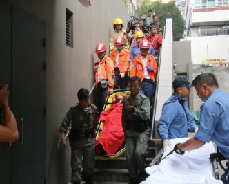 救护员将伤者抬下山送院。欧阳伟光摄