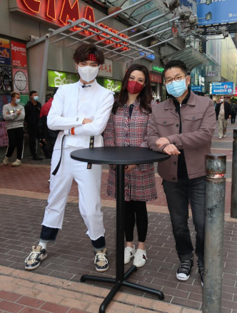 雖然三位主持要在旺角鬧市除下口罩拍攝，但拍攝完畢後他們都立即戴回口罩。