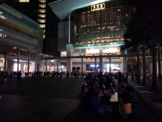 部份居民傍晚于东荟城商场旁的喷水池聚集。