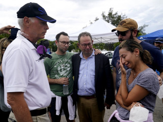 瑟夫赛德市长向失踪者家人慰问。AP