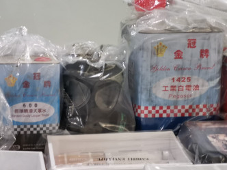 警方检获大批示威装备及易燃物品。