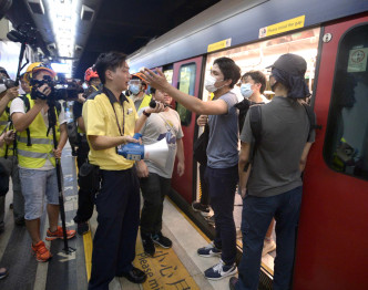 示威者沙田站阻止东铁綫列车开出