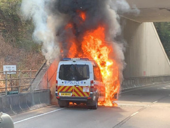 警車起火。讀者提供