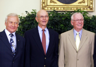 3名登月太空人，艾德林 (左一)，科林斯（中間），岩士唐（右一，已逝）。AP圖片