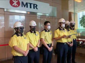 有港鐵員工到港鐵總部遞交實名聯署信。「MTR Secrets」 FB圖片