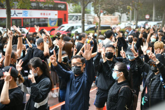 西九龙法院大楼外相当拥挤。