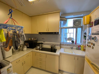 厨房空间宽敞，可容纳多人在内备餐。