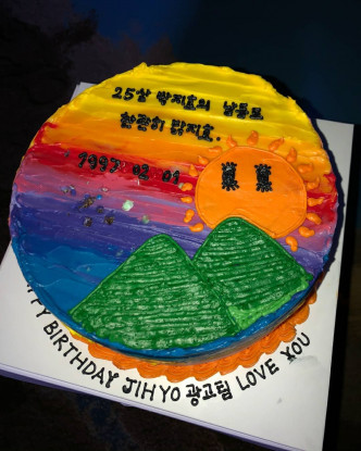 志效收到超Colorful的生日蛋糕。