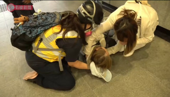 妇人跌倒地上。有綫新闻截图