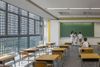課室的窗戶採用大面積的落地玻璃窗，增加採光度和空間感。