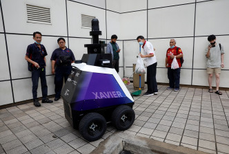 新加坡昨試行「Xavier機械人」進行巡邏。REUTERS圖片