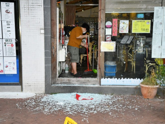 涉事西餐厅店门外有大量玻璃碎。